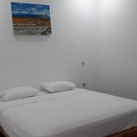 Mandalika Homestay Kuta  Exterior photo
