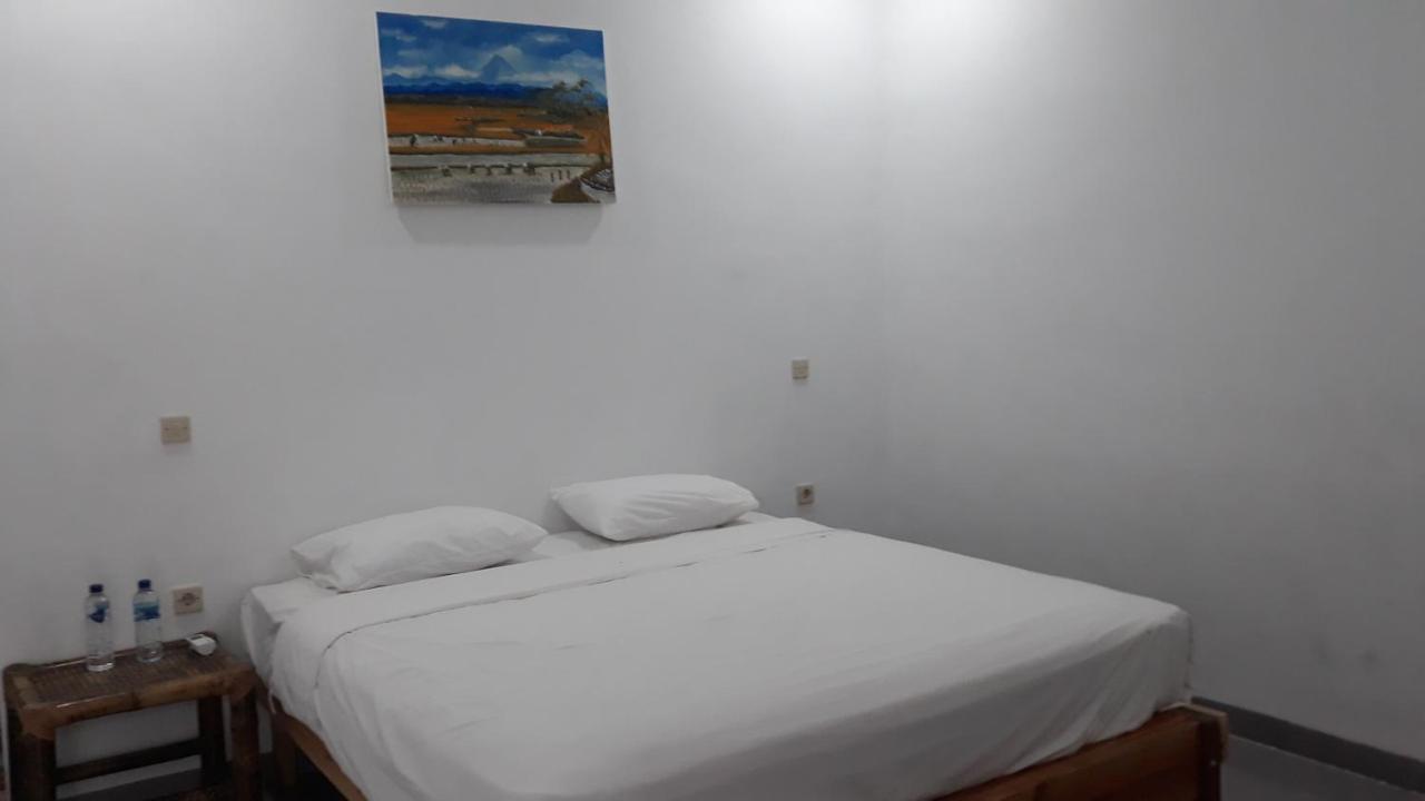 Mandalika Homestay Kuta  Exterior photo